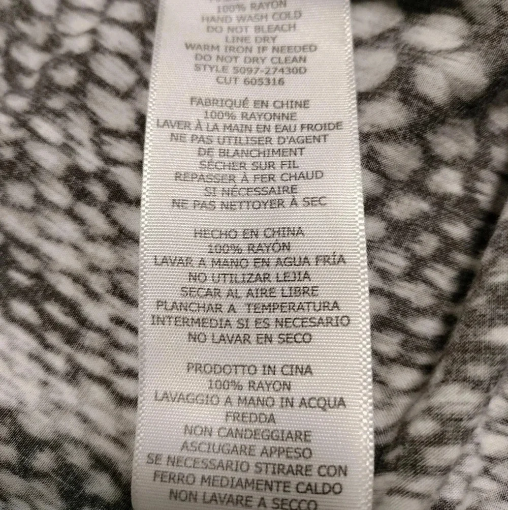 Soft Joie Sz SMALL Black Gray Snake Pattern Long Sleeves V Neckline Top - Picture 7 of 8